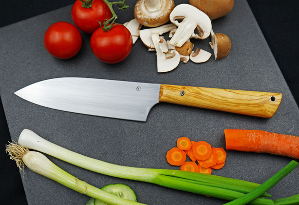Ein schlichtes Chefmesser für allerlei Arbeiten in der Küche. Griffmaterial: Olivenholz