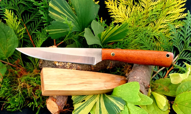 Großes Messer für den Küchenbetrieb mit einer Schutzhülle aus Eichenholz für die Schublade. Stahl: Kugellagerstahl, Griffmaterial: Mahagoni pommelé