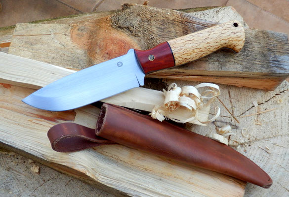Ein massives Outdoor Messer genau nach Kundenwunsch! Aus Kugellagerstahl, einem Griff aus Redwood und karelischer Maserbirke und einer heißgewachsen Lederscheide.
