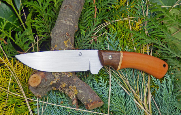 Großes Outdoor-Messer "Hunter" für den groben Einsatz, Stahl: Kohlenstoffstahl, Holz: Räuchereiche, karelische Maserbirke und Birne