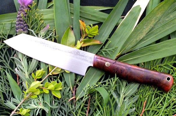 Großes Küchenmesser aus Kugellagerstahl mit Griff aus dem Holz einer Maserknolle von einem Nussbaum