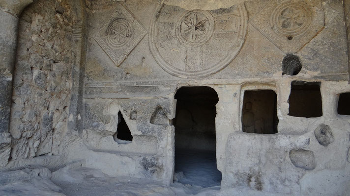 l'église troglodyte perchée tout en haut dans la falaise