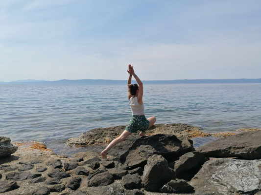 Yoga Pose Halbmond am Meer