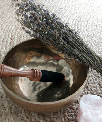 Klangschalentherapie und Lavendel