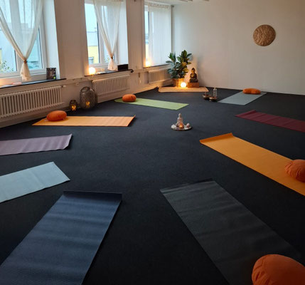Yoga Matten im Kursraum Niederrohrdorf