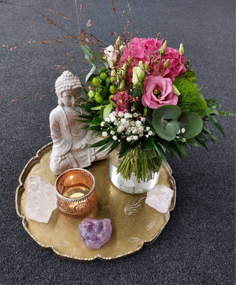 Heilkristalle mit Blumenstrauss und Buddha