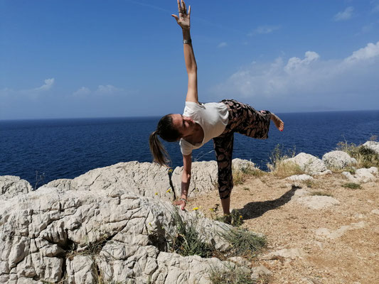 Yoga Gedrehter Halbmond Pose am Meer