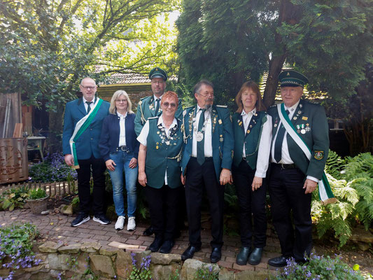 Hartmut und Margret mit Hofstaat