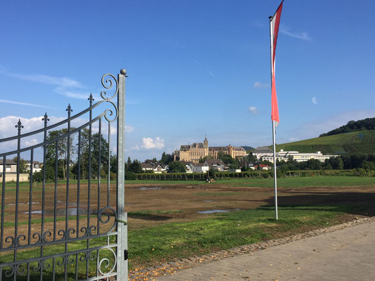 Auf dem südlich gelegene Hügel Kalvarienberg lerne und toben heute Kids und Schüler. Die massive Klostermauer am Fuß der Klavarienberg hat das Hochwasser der Ahr umgelenkt, sonst wäre Ahrweiler wohl noch stärker betroffen gewesen ...