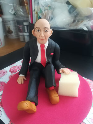 Herr Dennis Scheck auf dem Modelliertisch...