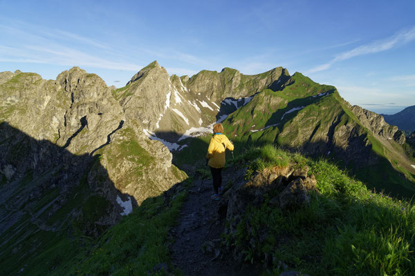 Wandern im ersten Morgenlicht