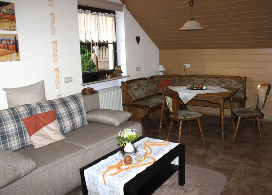 Haus Resi in Mähring, gemütliche Wohnküche in der Fewo Schwalbennest