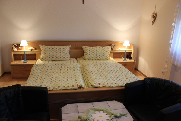 geräumiges Schlafzimmer im Haus Resi in Mähring, Ferienwohnung Gänseblümchen