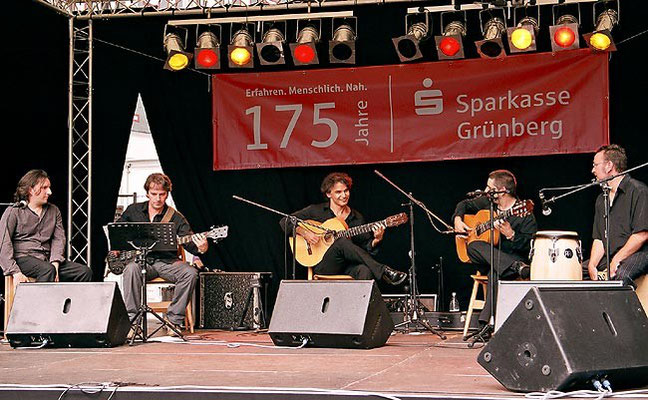 vlnr.: Jorge San Telmo (Tanz/Cajón), Matthias Gräb (Bass), Bino Dola (Gitarre), Juan Lama (Gitarre/Gesang), Luque (Percussion) live in Grünberg im August 2009
