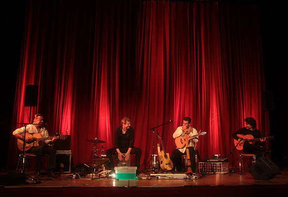vlnr.: Lulo Reinhardt (Gitarre), Uli Krämer (Percussion), Vicente Patíz (Gitarre), Bino Dola (Gitarre) live in Schneeberg im Juni 2010