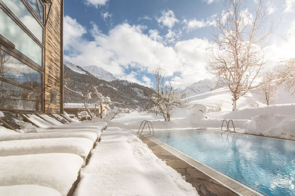 Der Swimmingpool im Hotel Chesa Valisa mit Bergblick