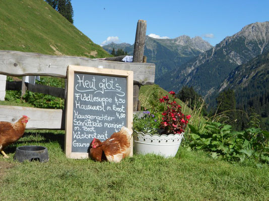 Verschiedenste Hütten und Alpen laden bei den Wanderungen auf eine Einkehr ein