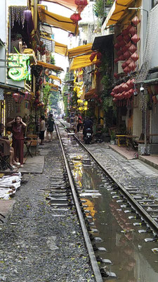 Hanoi lege train street