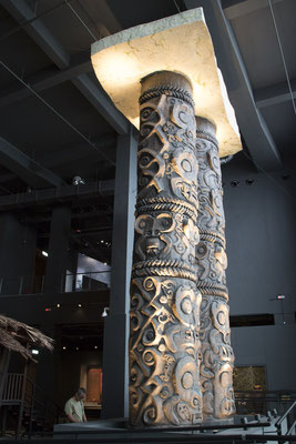 Borneo cultures museum - Kelirieng begrafenis zuilen (replica's)