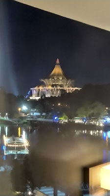 Kuching vanuit ons hotelraam, bij aankomst