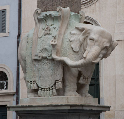 Olifant, met niet zichtbaar een obelisk op de rug