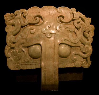 Deurklopper van jade, bevat de goden van de vier windstreken. Afkomstig uit het Mausoleum Maoling van keizer Wudi