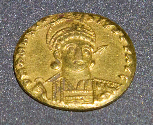 Deze Romeinse munt was zeer gewild, vanwege de afbeeldingen die er op stonden. Deze Romeinse Solidus (491-518) komt uit Constantinopel.