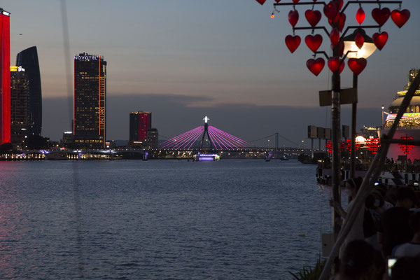 Da Nang - deze brug verkleurd net als de draak