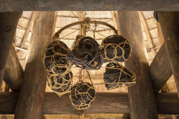 Borneo cultures museum - schedels bevestig aan het dak van een hut