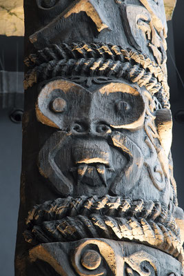Borneo cultures museum - Kelirieng begrafenis zuilen (replica's)