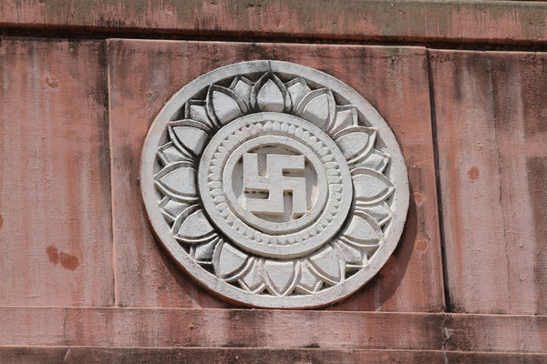 Das ist kein Hakenkreuz, das ist ein Swastika. Das ist ein Glücksbringersymbol und bedeutet "Alles ist gut".