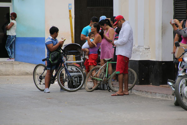Deshalb sind die Kubaner nun vor den Hotels, weil sie das Hotel-Netz benützen können.