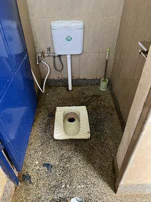WC bei einer Tankstelle: sehr sauber