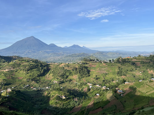 Ein paar der 8 Vulkane auf dem Grenzgebiet von Uganda, Ruanda und der Rep. Kongo