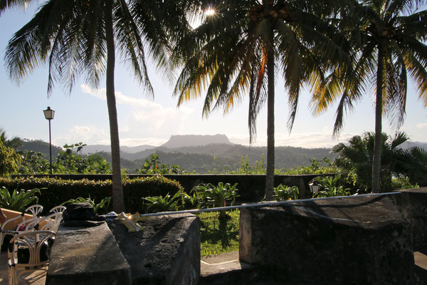 El Yunque, ein 575 m hoher Tafelberg, der den Ureinwohner, den Taíno, heilig war und den Seefahrer als Orientierungshilfe diente. Seit 1987 UNESCO-Biosphärenreservat.