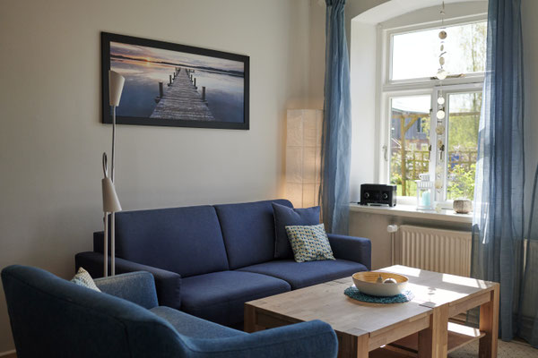 Wohnzimmer mit Arbeitsbereich im Erdgeschoss