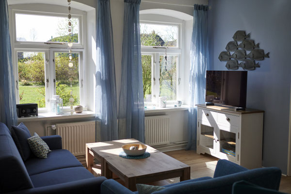 Wohnzimmer mit Arbeitsbereich im Erdgeschoss