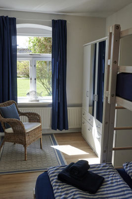 Schlafzimmer im Erdgeschoss mit Hochbett