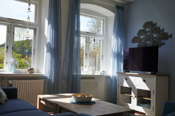 Wohnzimmer mit Arbeitsbereich im Erdgeschoss