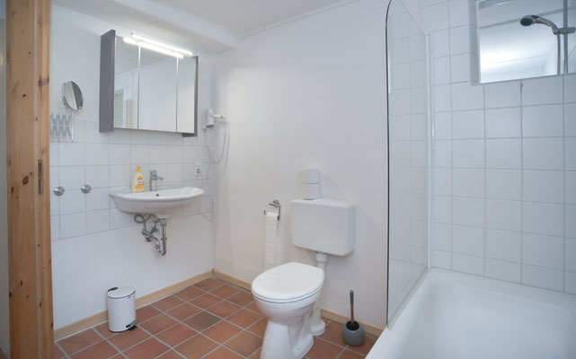 Bad im Erdgeschoss mit Badewanne