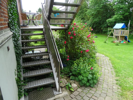 Weg zum Haupteingang im Hochparterre