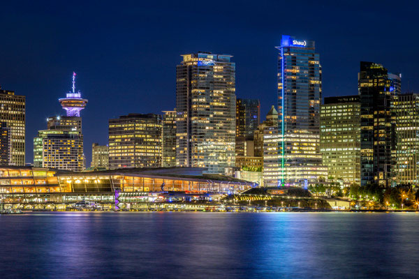 Coal Harbour und Skyline bei Nacht