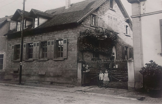 Die Familie Gabelmann / Fröhlich vor ihrem Haus in Rockenhausen