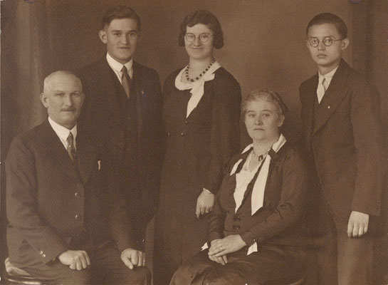 Familie Burger mit Opa Kurt hinten links
