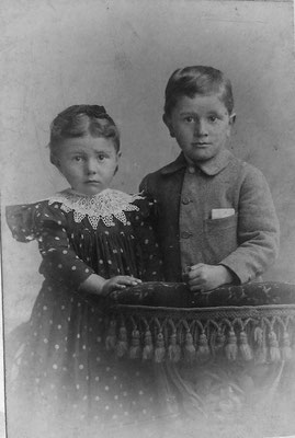 Uroma Elisabeth Gabelmann mit ihrem Bruder