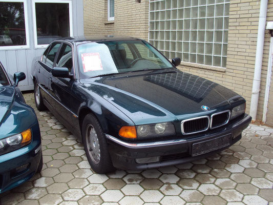 BMW 728i (E38)