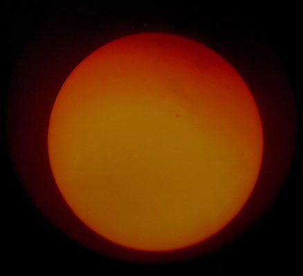 Merkurtransit am 9. Mai 2016. Merkur ist unterhalb Bildmitte links, das andere Pünktchen ein Sonnenfleck.