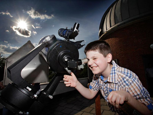 Ein Blick durchs Teleskop. Foto: Michael Matejka © 2018 - Verlag Nürnberger Presse