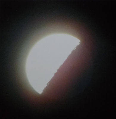 Falbmond mit sichtbarer Nachtseite vom Mond.