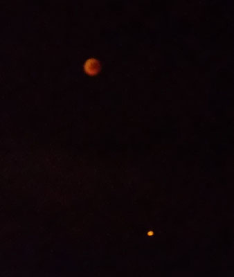 Verfinsterter Mond mit Mars am 27. Juli 2018.